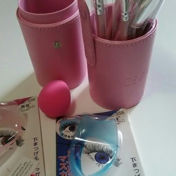 Fancy Pro Makeup Set + 2 Eyelash Curlers + 1 Puff - Picture 3 of 6